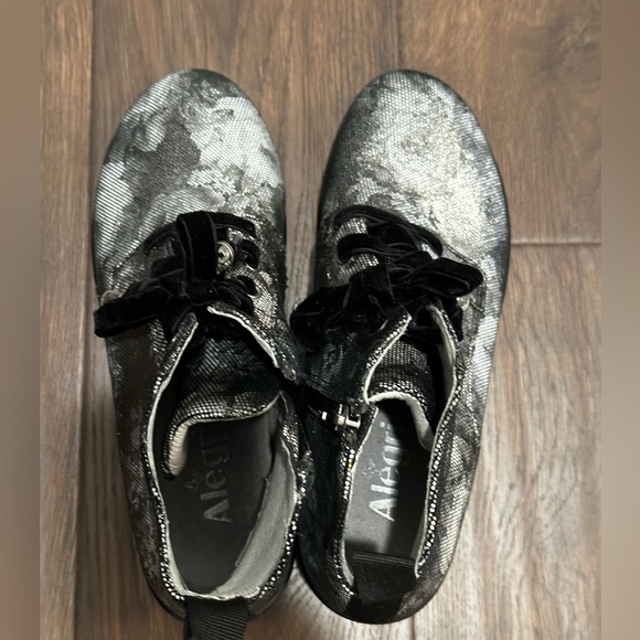 Women’s Algeria Eliza Elegance Lace Up Booties - Picture 5 of 16